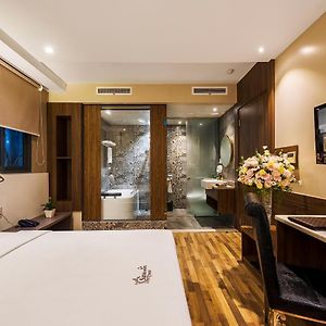 Deluxe Double Room Bath